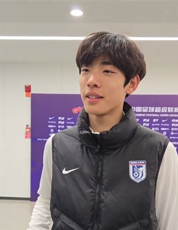 国青归来上演中超首秀，，，朱鹏宇：感受很好，，，场上年迈们很支持我