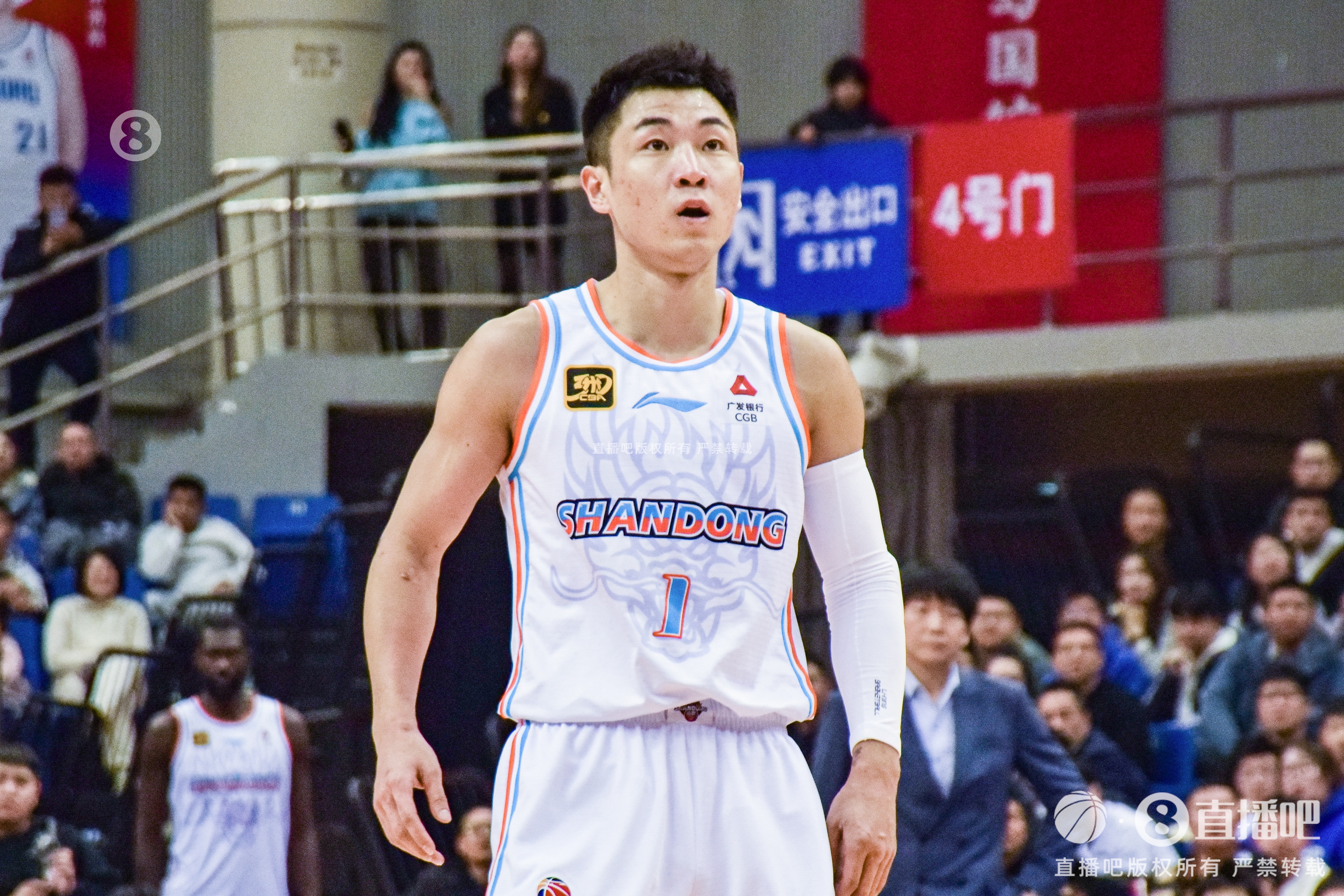高诗岩首发38分钟 10中2&三分7中1拿10分10板8助3断 泛起5失误