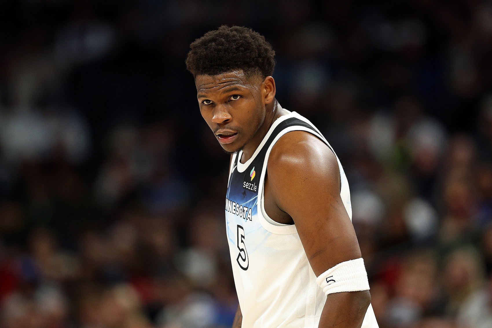 ?NBA官方：爱德华兹本赛季累计16次手艺犯规 停薪禁赛一场